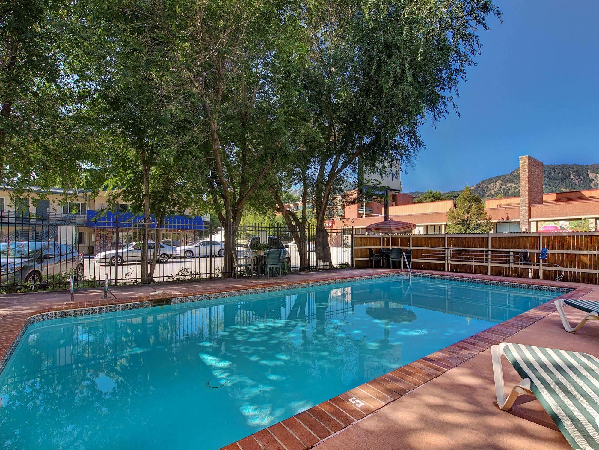 Boulder University Inn Экстерьер фото